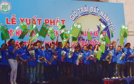 Students gather at the Youth Culture Palace March 21 in Ho Chi Minh City before starting a bicycle parade to raise awareness about Earth Hour 2010. (Photo:SGGP)